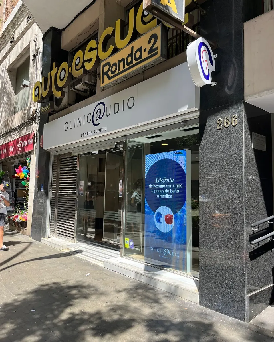 Vertical LED screen at the entrance of a hearing clinic in Barcelona