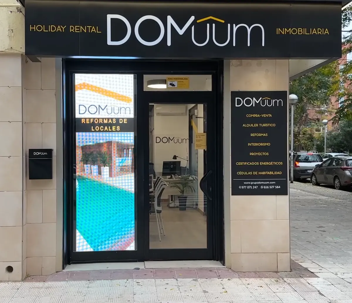 LED screen in the window of the Domuum estate agency