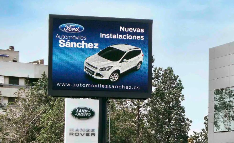 LED monopole at an Automóviles Sánchez car dealership