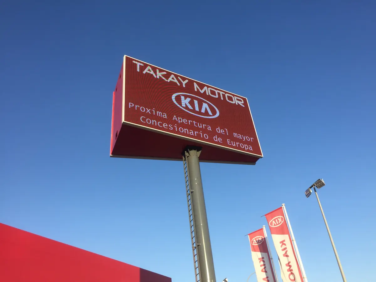 LED monopole at a Kia dealership in Burgos