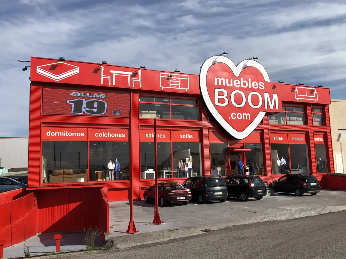 LED screen on the Muebles Boom façade