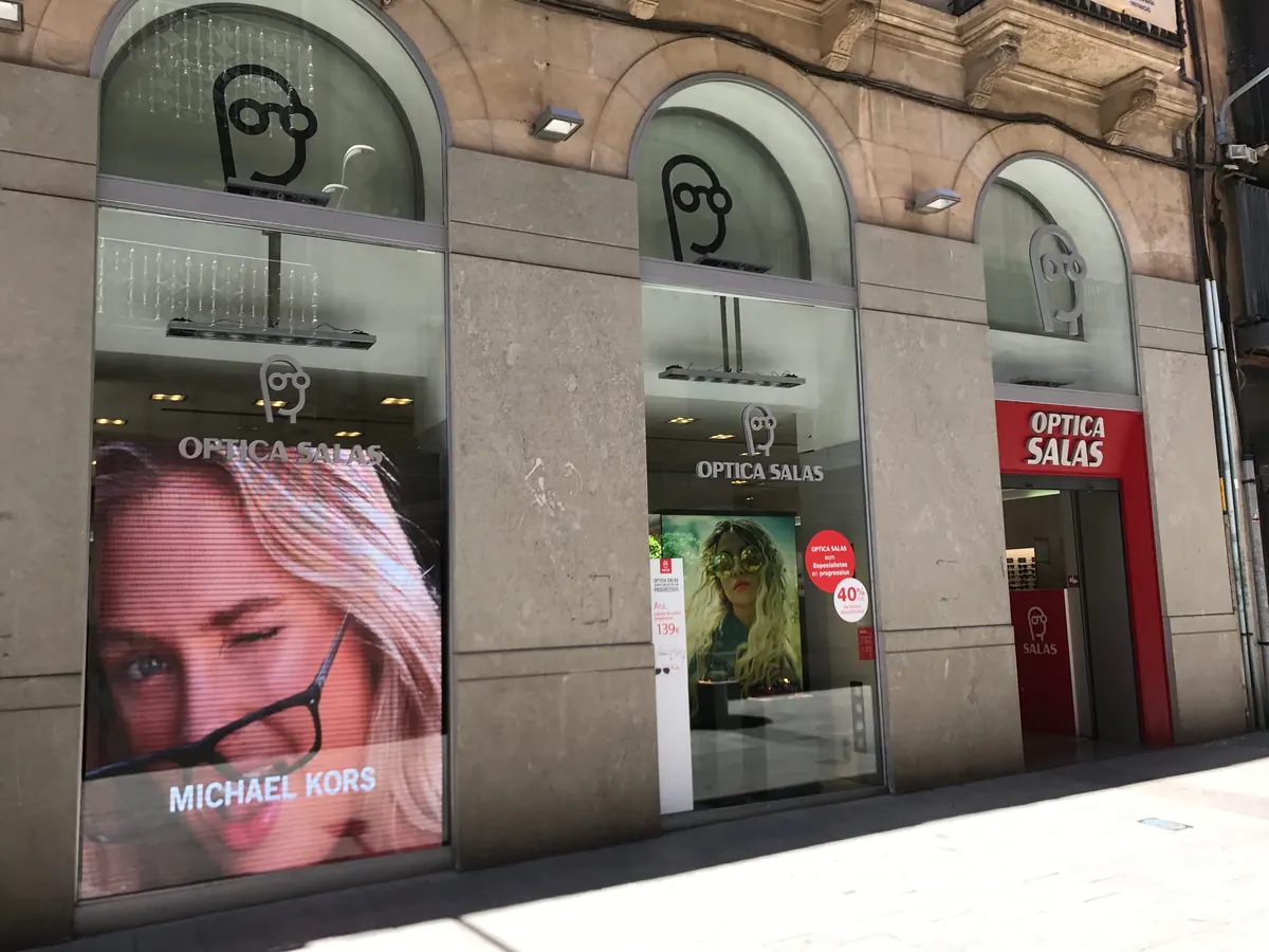 LED screens in the windows of Óptica Salas in Reus