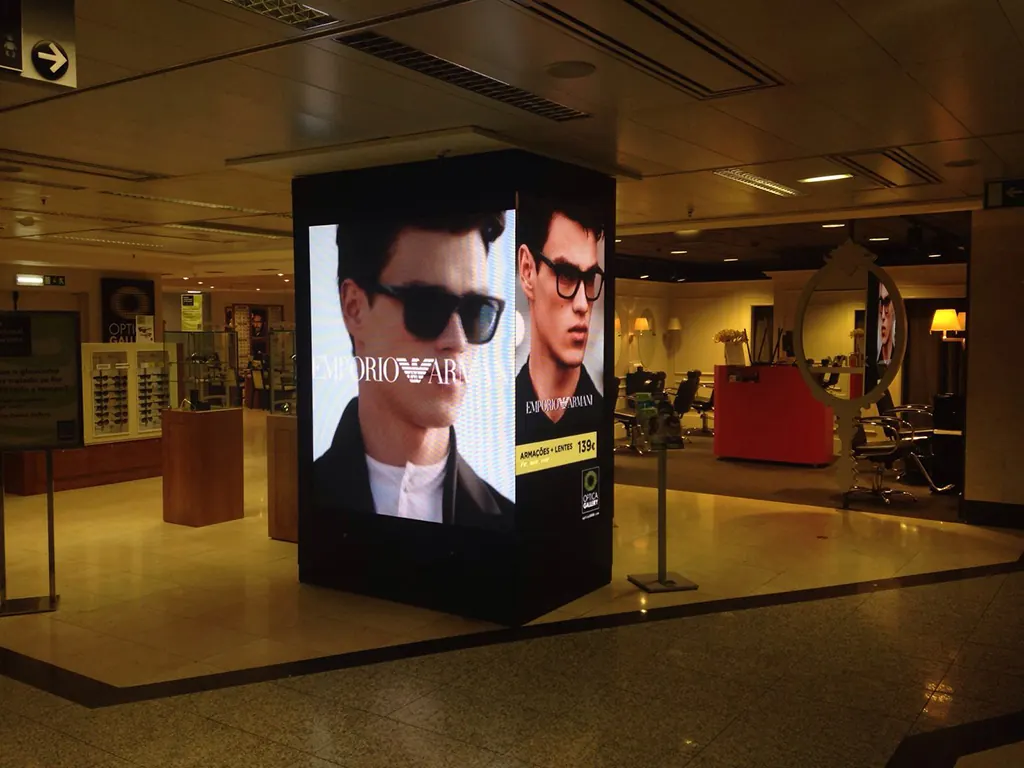 Column with LED screens in an El Corte Inglés store
