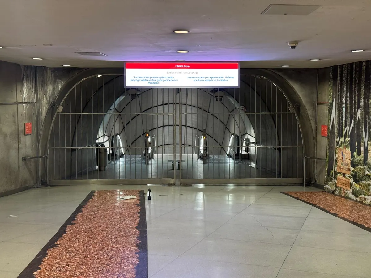 Information LED screen at a Bilbao metro entrance