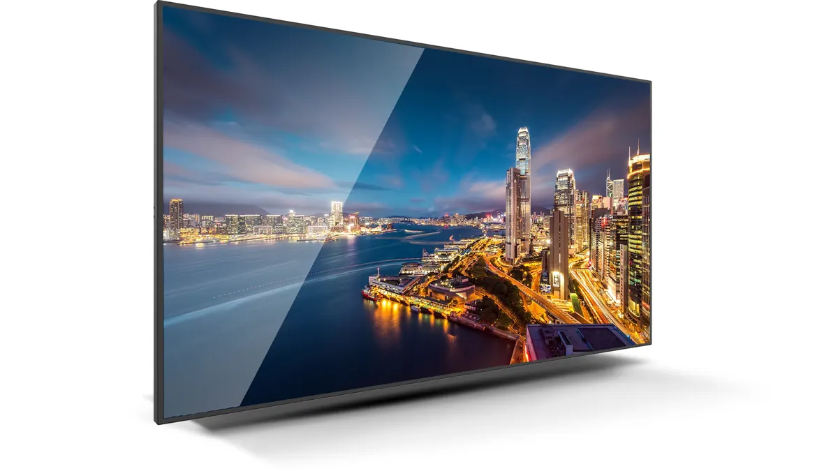 Monitor LCD profesional con una imagen de una ciudad de noche