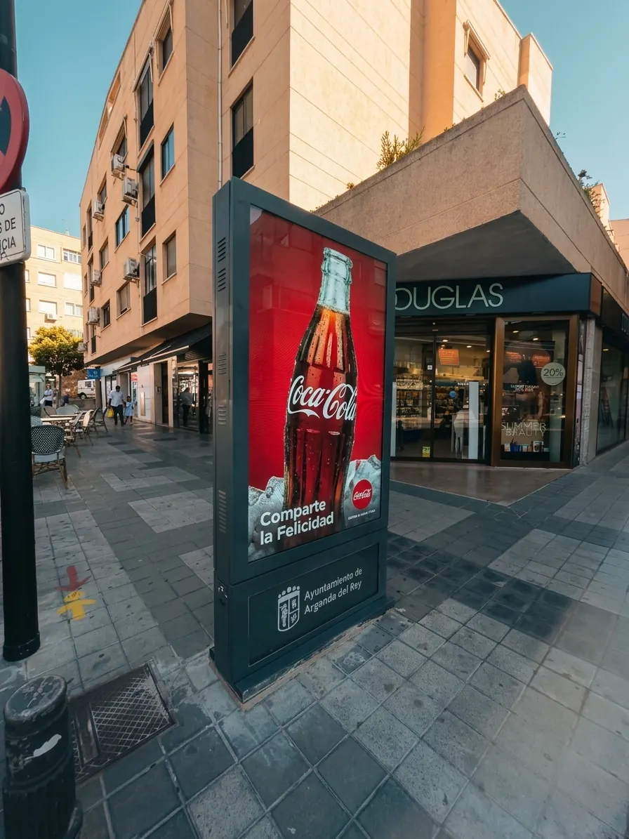 Mupi LED del Ayuntamiento de Arganda del Rey mostrando un anuncio en una calle comercial