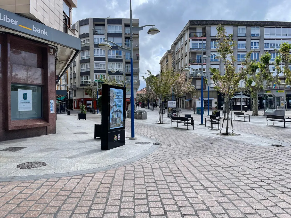 Mupi LED en una calle peatonal de Ribadeo