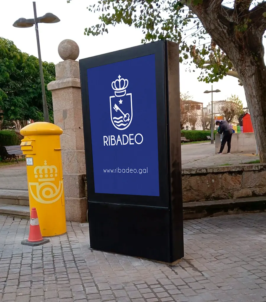 Mupi LED con la imagen del Concello de Ribadeo