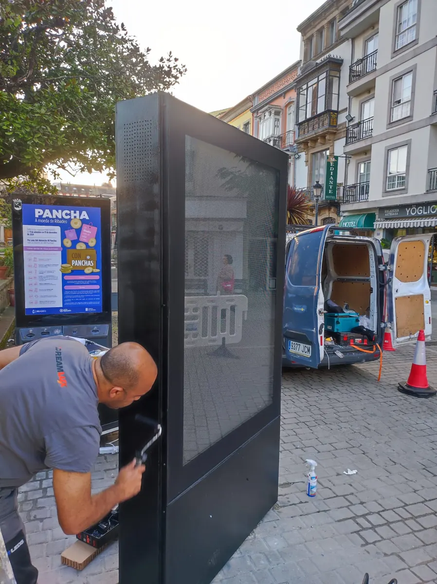 Técnico montando un mupi LED en Ribadeo
