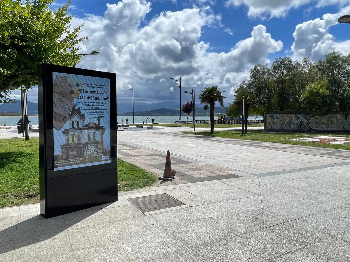 Mupi LED con la agenda municipal frente al paseo marítimo de Ribadeo