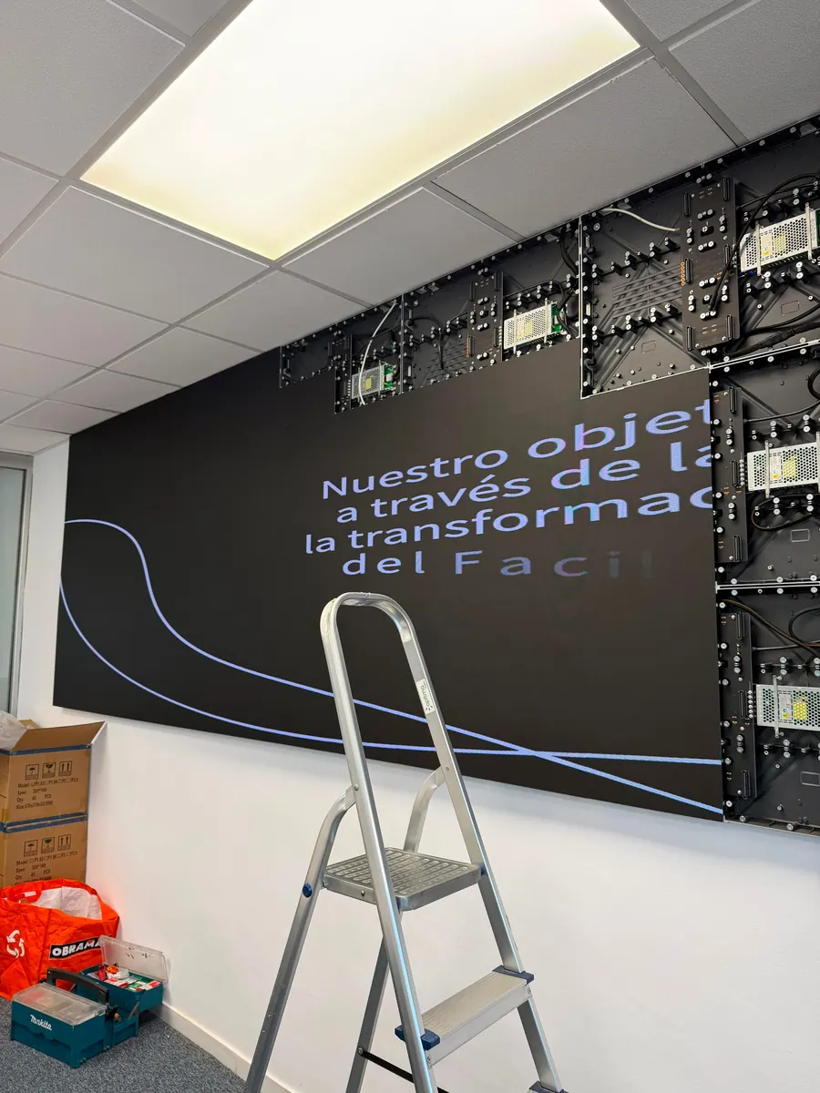 Técnico montando una pantalla LED P1.53 en una oficina