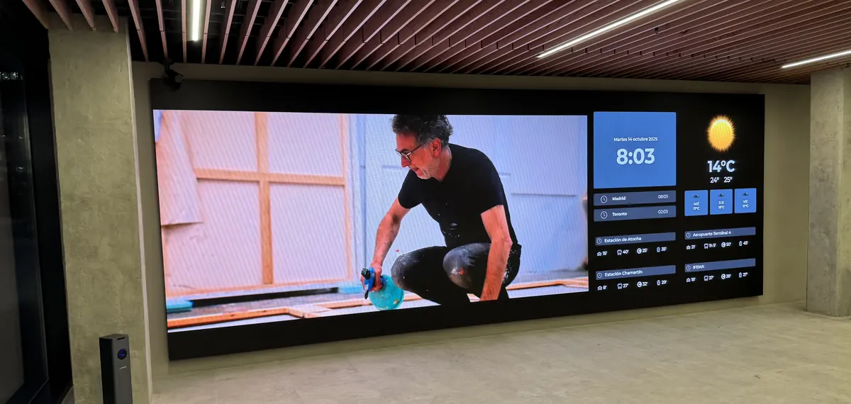 Mur d'images LED P1.86 affichant des données dans une salle