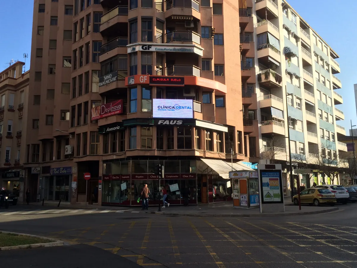 Pantalla LED P6.6 en la esquina de un edificio con una clínica dental