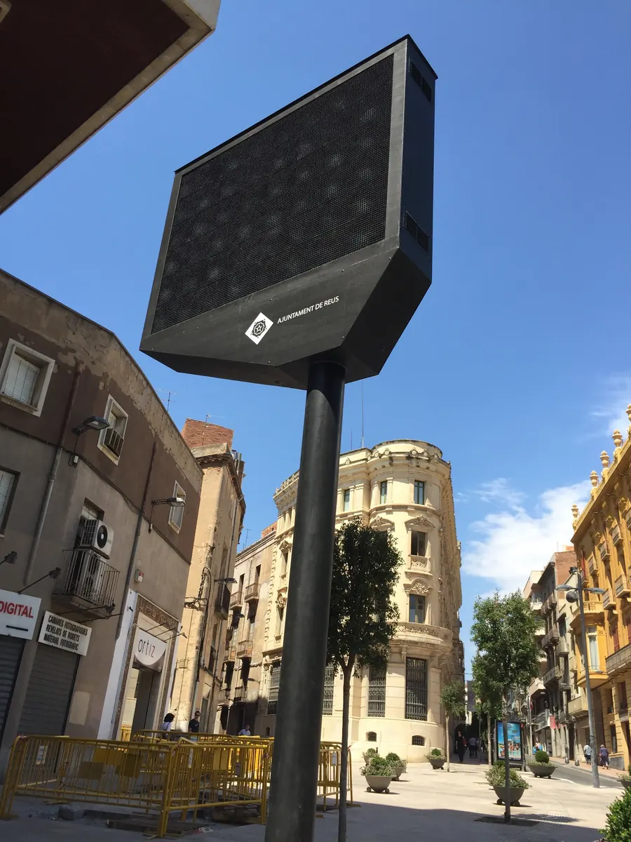 Monoposte LED P6.6 informativo en Reus