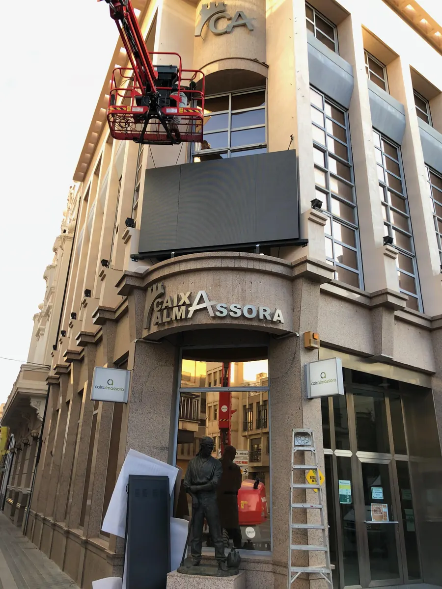 Pantalla LED P6.6 ya colocada en la fachada en Almassora
