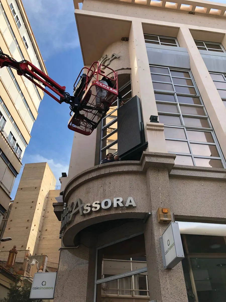 Grúa colocando una pantalla LED P6.6 en una fachada de Almassora
