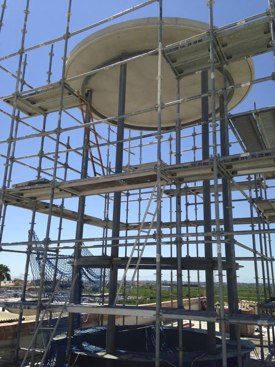 Metal structure of the LED cylinder during installation