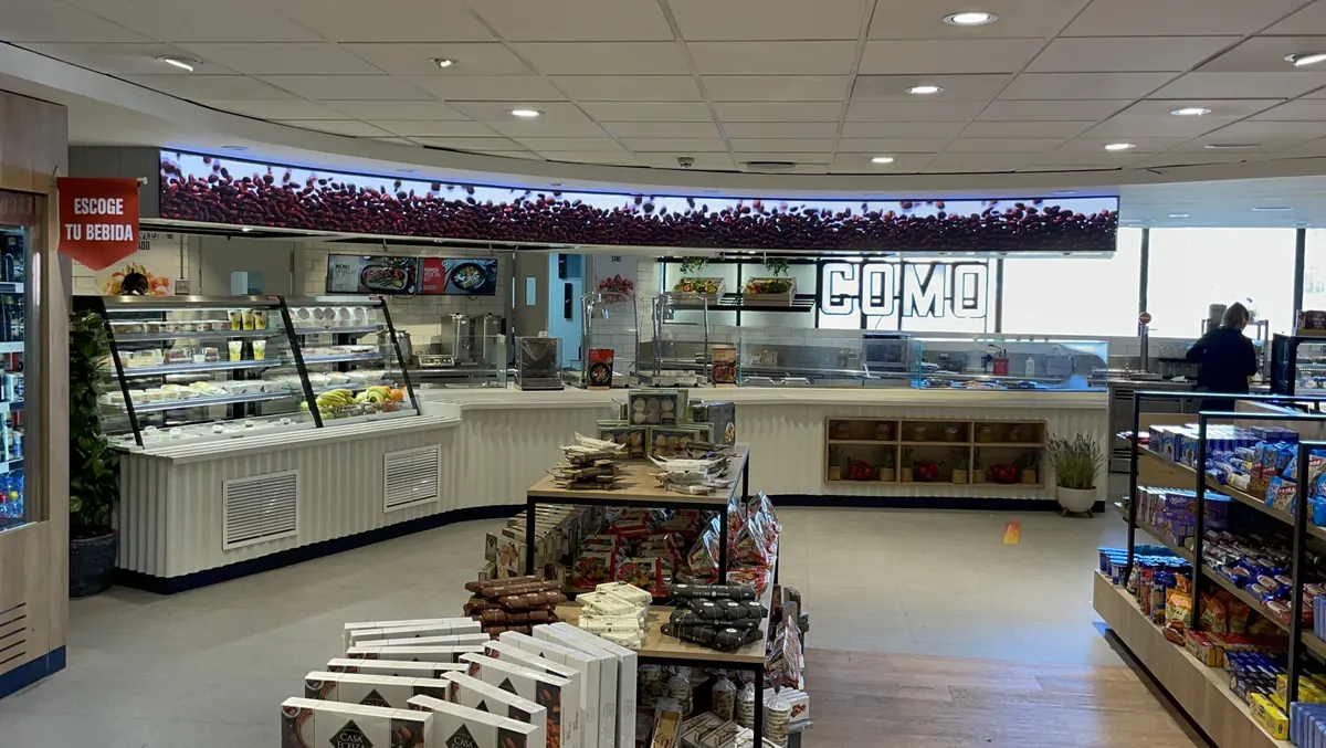 View of the café with the curved LED screen following the shape of the counter