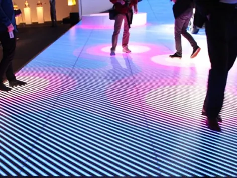 Terra LED amb efectes de llum en una pista durant un esdeveniment
