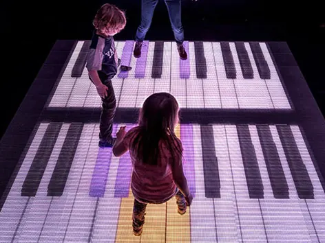 Terra LED interactiu en forma de teclat de piano gegant