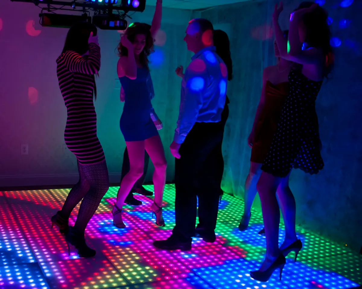 Pista de ball amb terra LED de colors en una discoteca