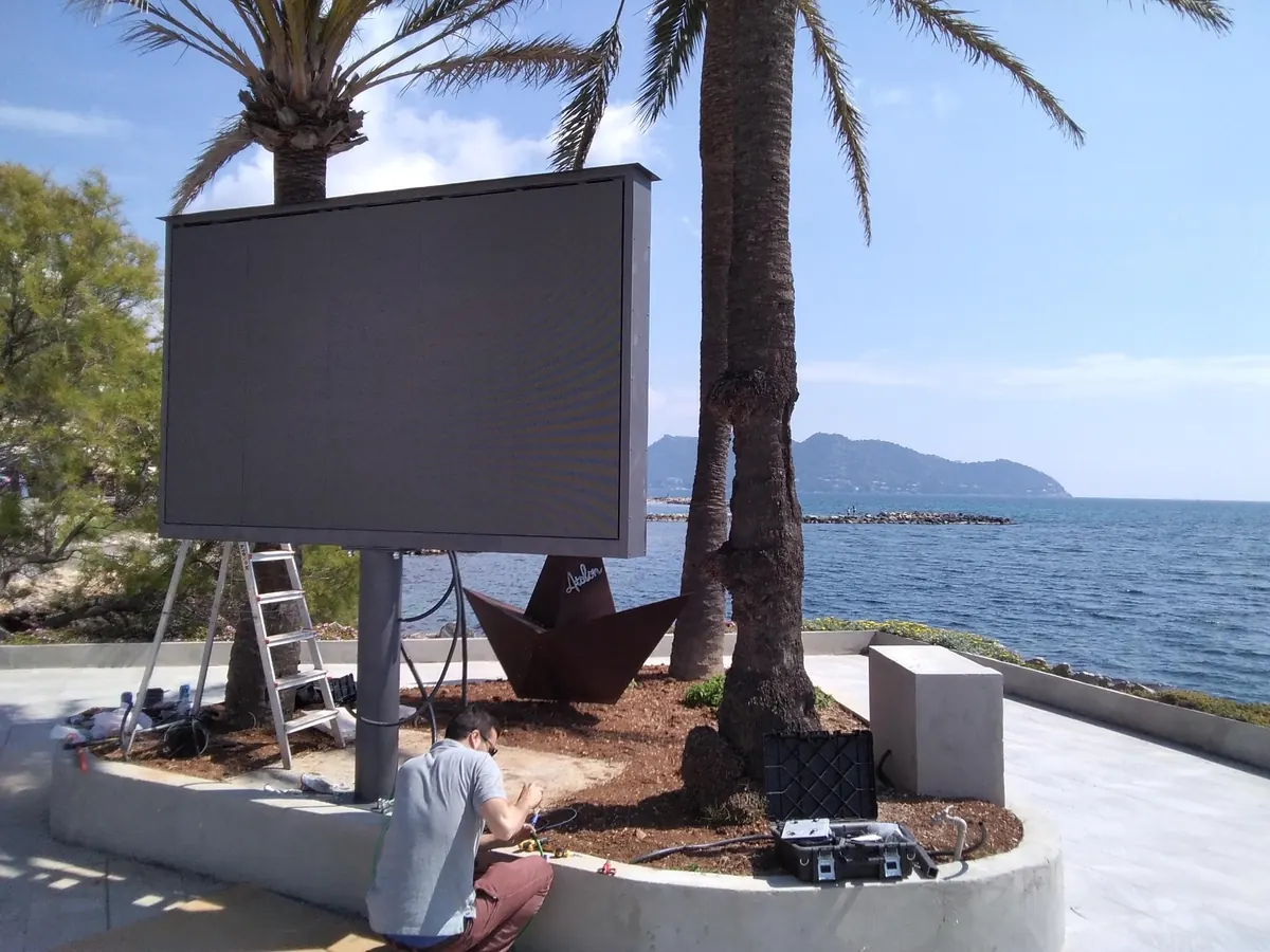 Tótem LED de exterior frente al mar en la terraza del Hotel Atolón, Mallorca