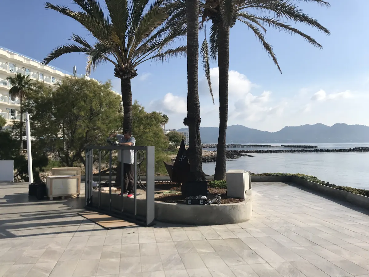 Estructura del tótem LED en la terraza del Hotel Atolón antes de colocar la pantalla