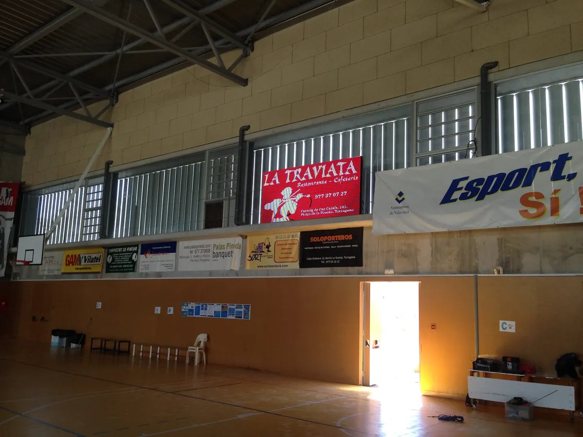 Écran LED dans la tribune d'une salle de sport avec la publicité des sponsors