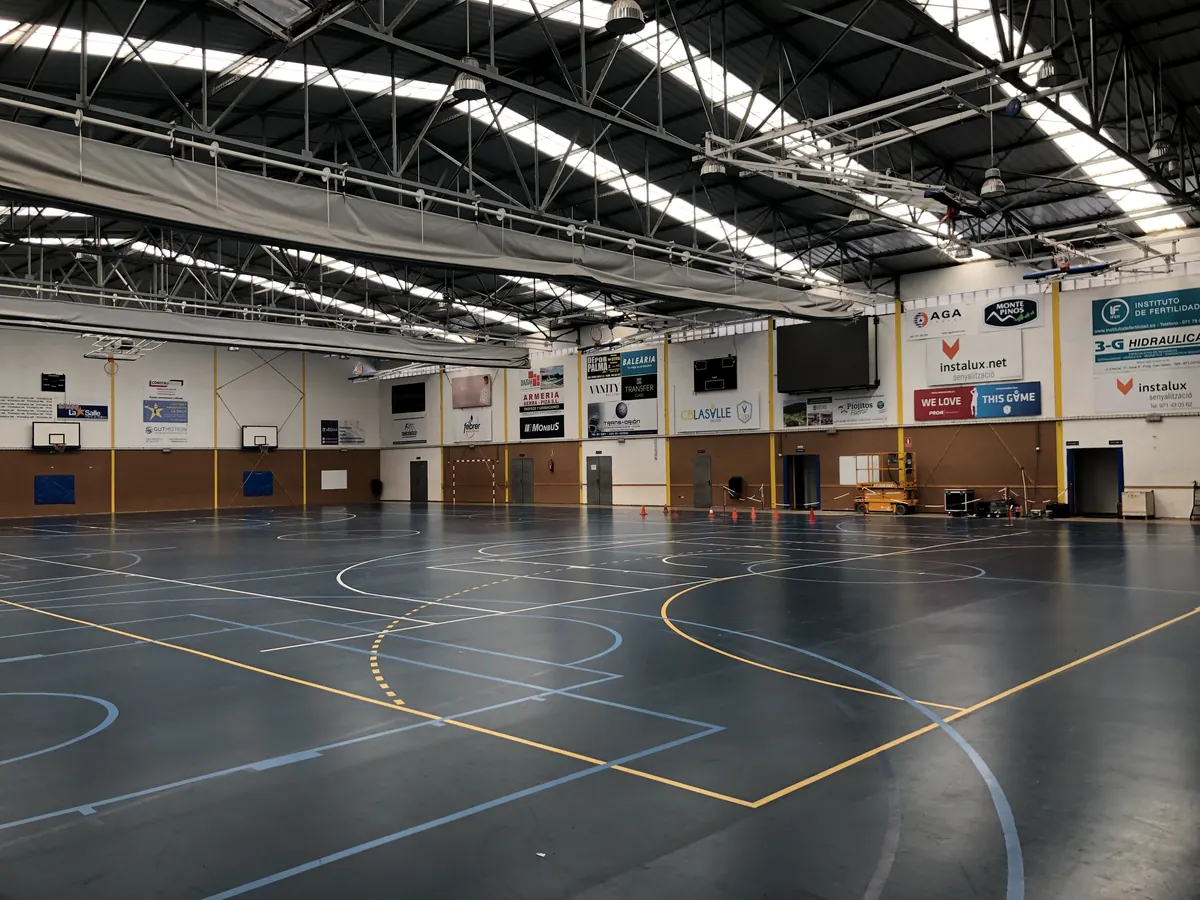 Vue du terrain de la salle avec l'écran LED au fond