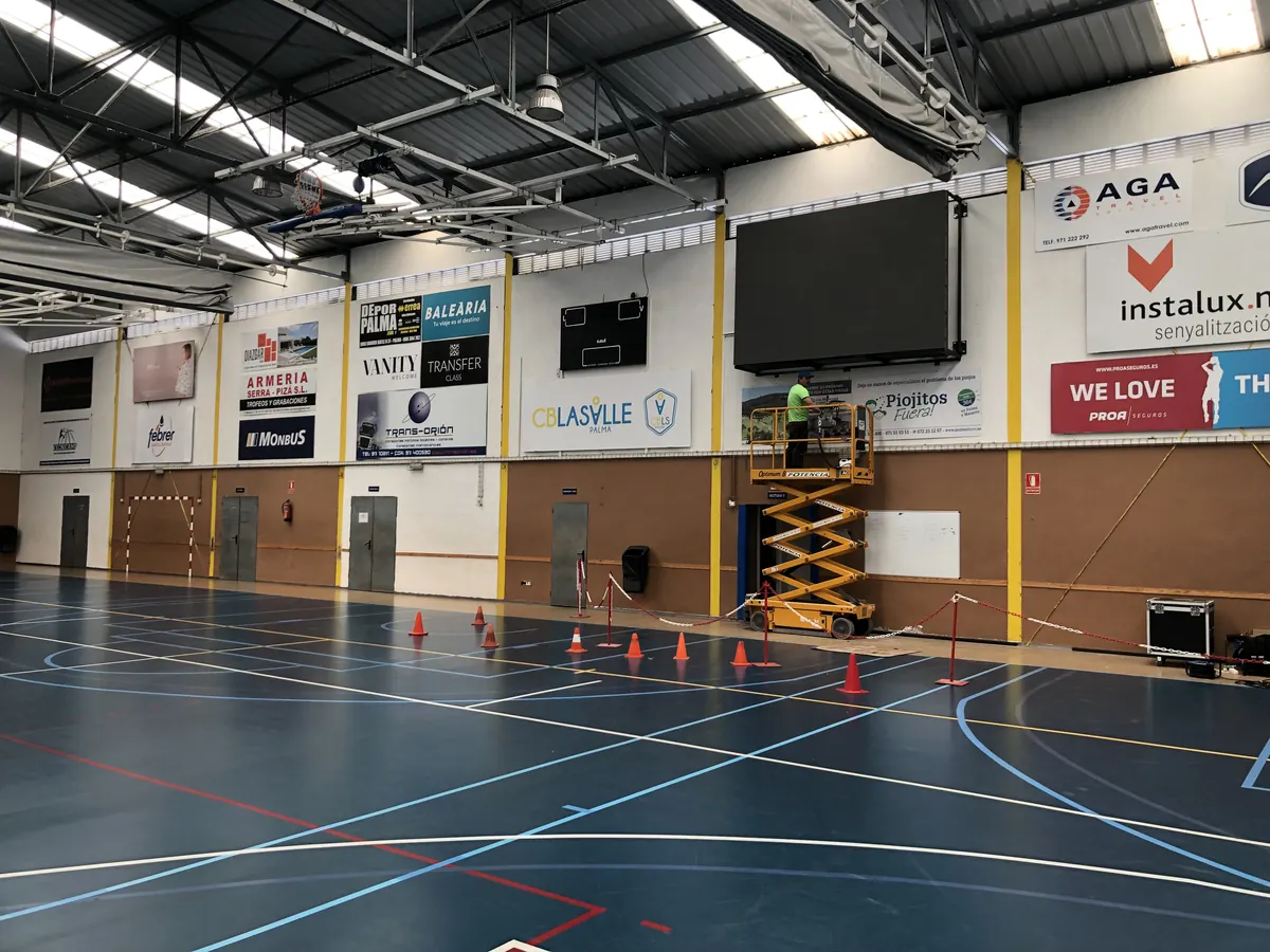 Écran LED sur le mur d'une salle omnisports pendant l'installation