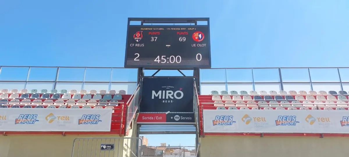 Tableau d'affichage vidéo LED au-dessus de la tribune du stade de Reus, score allumé