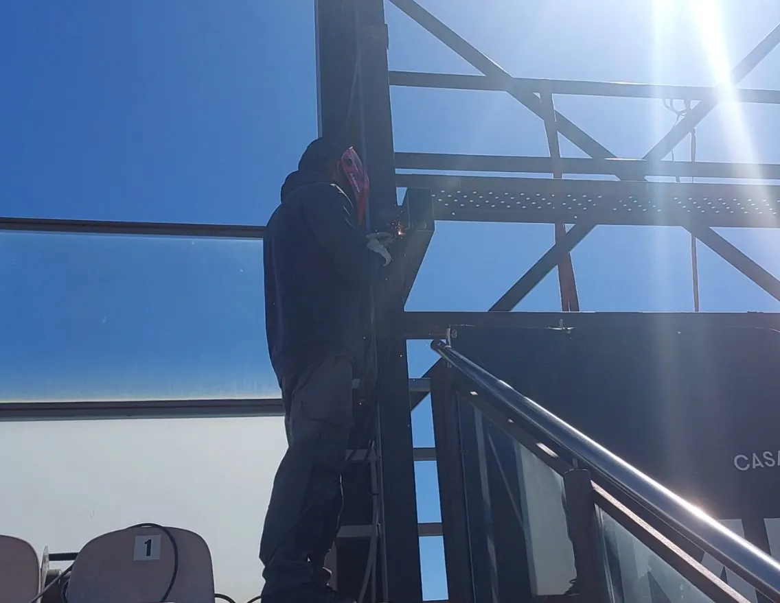 Structure du tableau d'affichage vidéo du stade de Reus pendant le montage