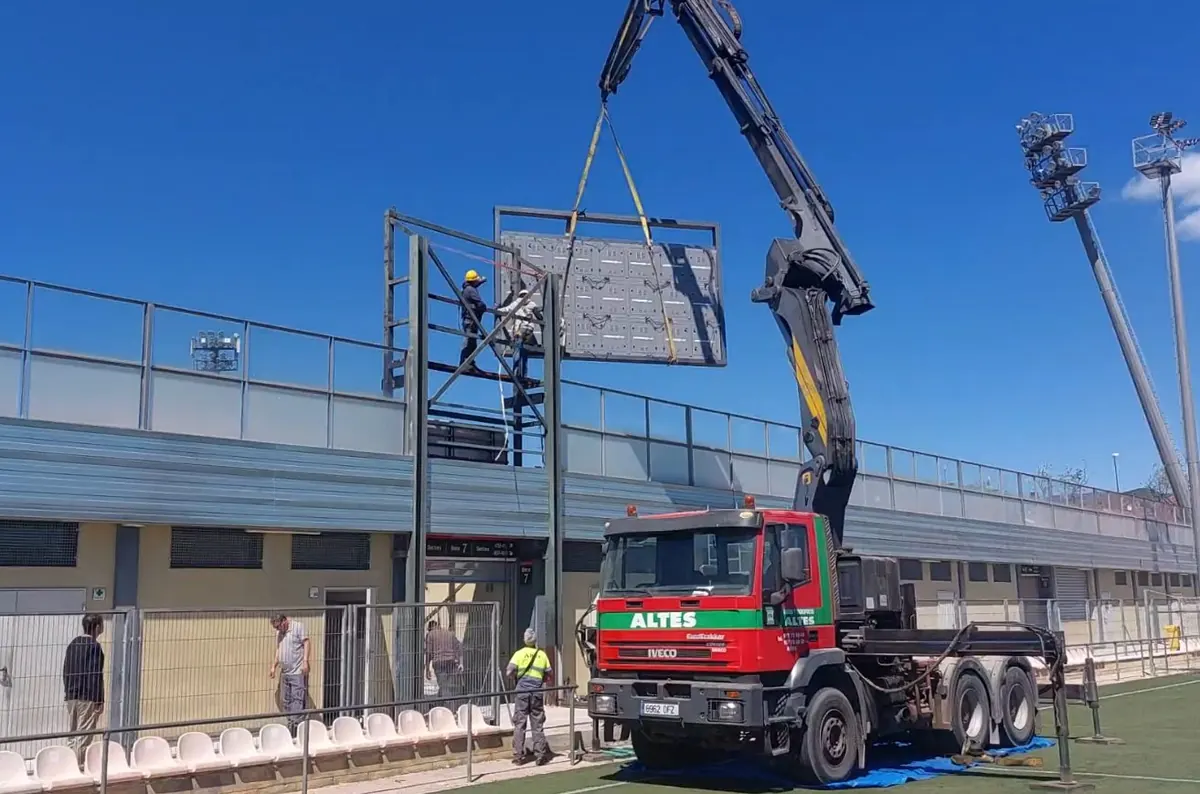 Grue plaçant la structure du tableau d'affichage vidéo au stade de Reus