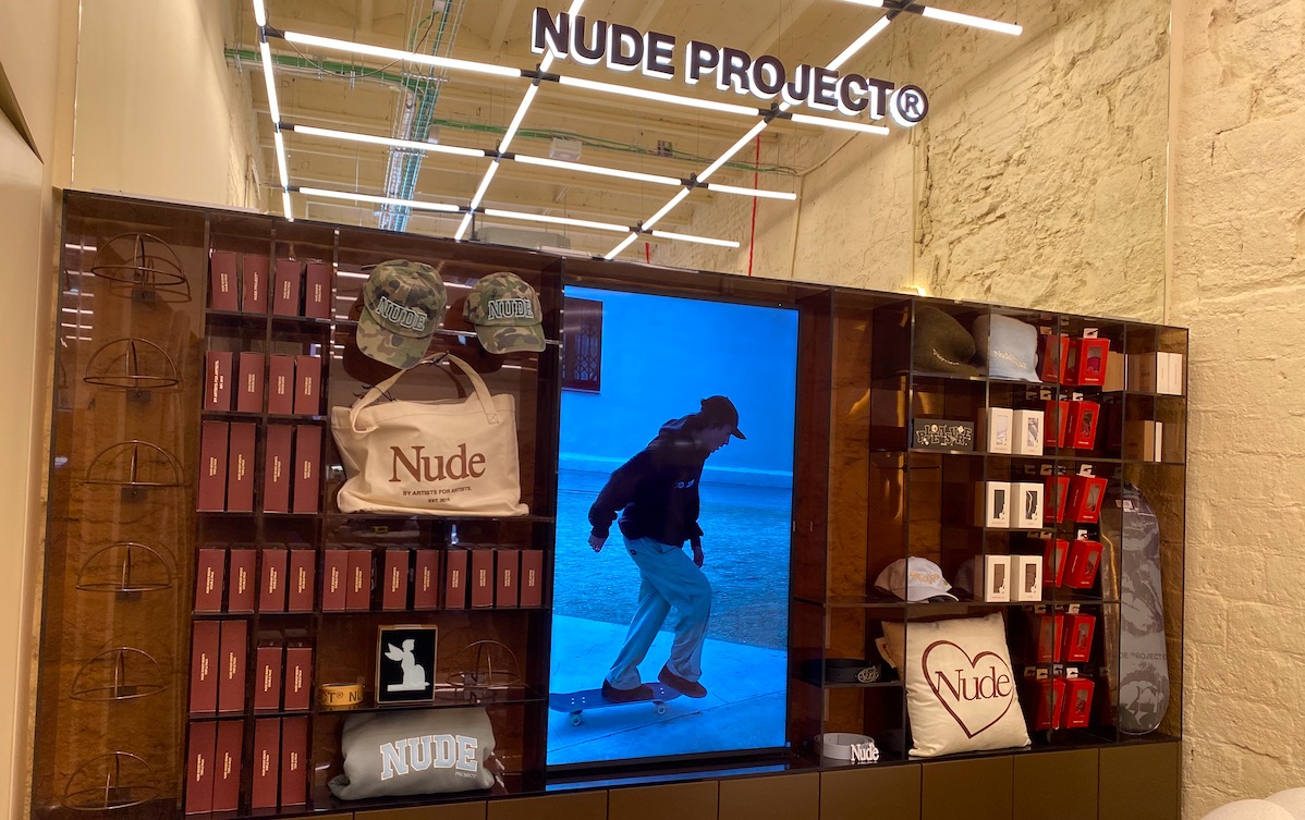 📍La nueva era de las marcas juveniles brilla con LED.
