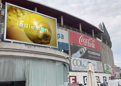 Montaje pantalla LED exterior en campo de fútbol del Mallorca