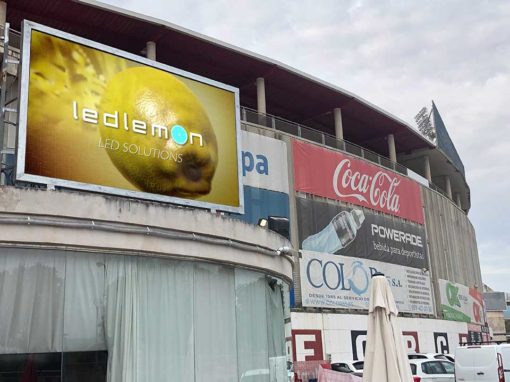 Muntatge pantalla LED exterior en camp de futbol de l'Mallorca