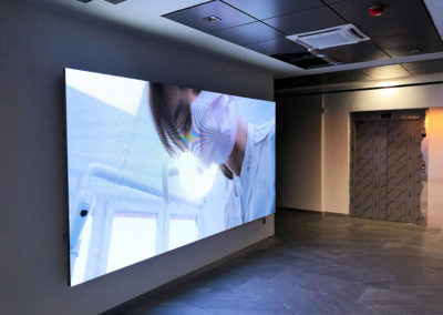 Montaje de pantalla LED interior en un hospital de Soria
