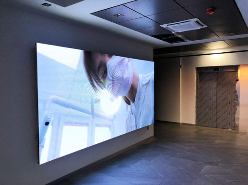 Muntatge de pantalla LED interior en un hospital de Sòria
