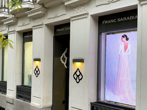 Telão LED para interior para vitrine de alta costura em Madrid