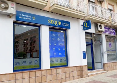 Instalación de pantalla LED en correduría de seguros en Huelva