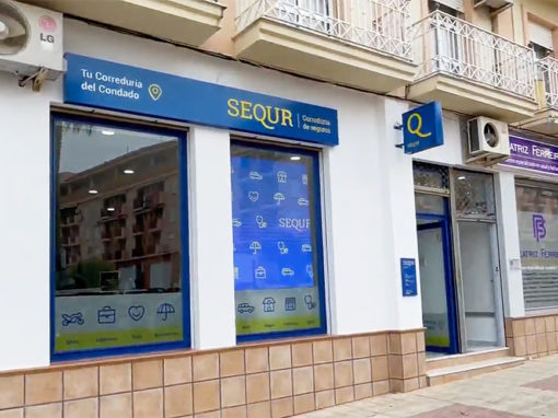 Instal·lació de pantalla LED a corredoria d'assegurances a Huelva