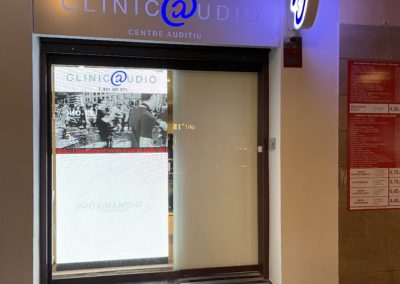 Pantalla LED instalada en la clínica auditiva Clínic Audio en Vilanova