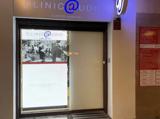 Écran LED installé dans la clinique auditive Clínic Audio à Vilanova